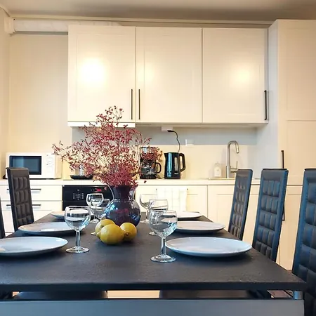 Saneha Homes - Large 4 Room, 8 Guests Leilighet