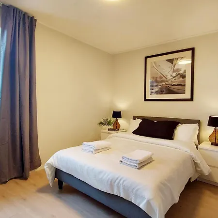 Saneha Homes - Large 4 Room, 8 Guests Leilighet