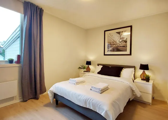 Saneha Homes - Large 4 Room, 8 Guests Apartment